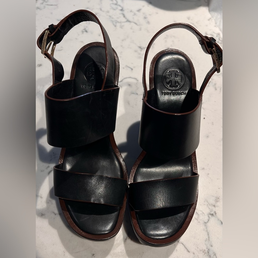 Tory Burch Wedge
Sandal size 6